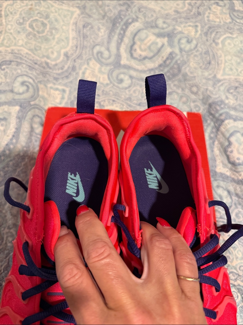 Women’s Nike Vapormax Athletic Shoes - Bright Pink with Purple Accents Size 10 - Picture 5 of 6